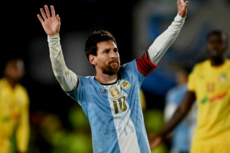 Cristiano Ronaldo envia mensagem emocionante a Lionel Messi após argentino se aposentar da seleção